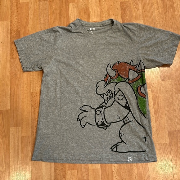 Uniqlo Other - Uniqlo Gray Tee with Bowser Graphic (Green, Brown)